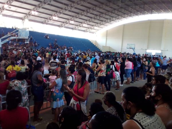 Distribuição de auxílio provoca aglomeração em Itapemirim