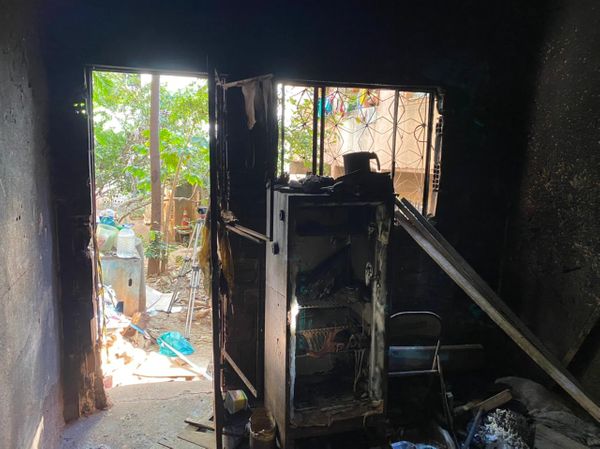 O incêndio começou por volta das 20h desta quinta-feira (15), no bairro Recanto. Ângelo Mário Andrade morreu dentro do imóvel