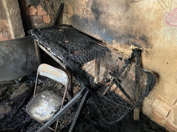 O incêndio começou por volta das 20h desta quinta-feira (15), no bairro Recanto. Ângelo Mário Andrade morreu dentro do imóvel