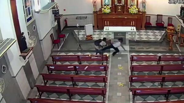 Jovem de 18 anos agrediu idosa de 67 com golpes de garrafa térmica na cabeça e no rosto dentro de igreja em Jucutuquara, em Vitória