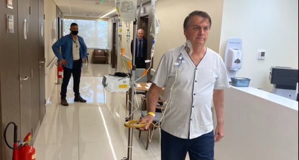 Presidente Jair Bolsonaro caminha pelo hospital 