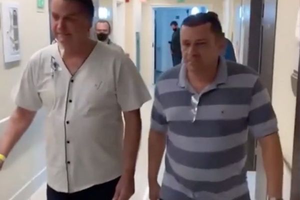 Bolsonaro aparece em vídeo caminhando sem máscara em corredor de hospital de São Paulo