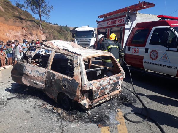 Colisão entre Fiat Uno e carreta deixou três vítimas carbonizadas, em Ibatiba