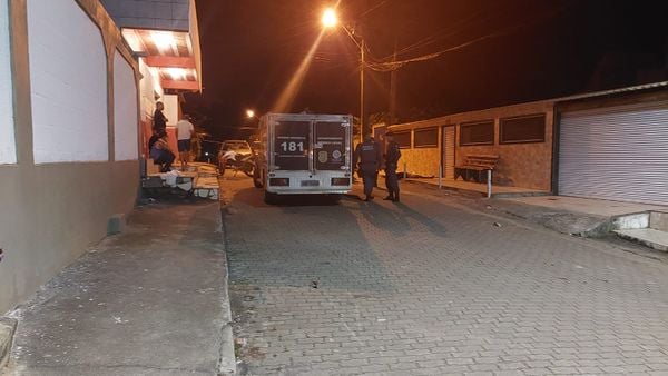 Uma das vítimas estava trabalhando de segurança no bar, que fica no bairro Céu Azul. Um evento era realizado no local