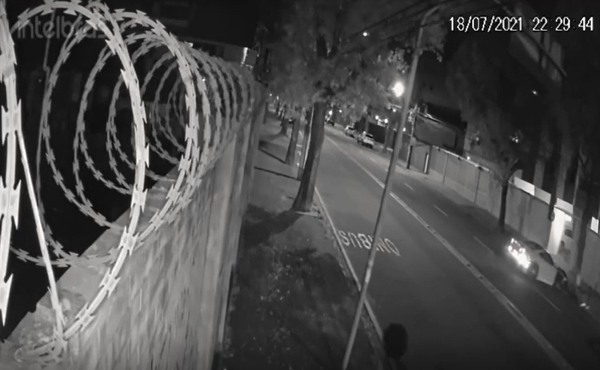 Uma câmera de videomonitoramento flagrou o momento em que Ferrari bate contra árvore após acidente em Vitória