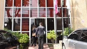 Equipe do Gaeco chega à sede do Ministério Público Estadual, em Vila Velha, com documentos aprendidos na Operação Armistício. 