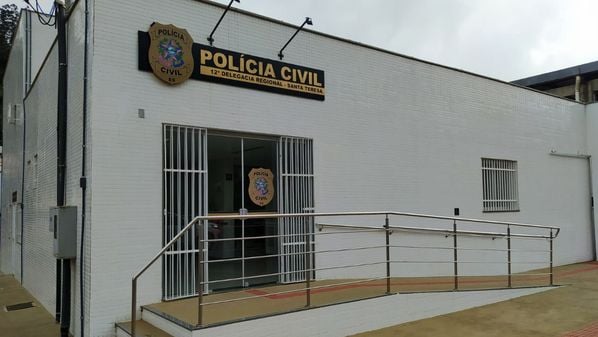 Corpo do jovem de 22 anos foi encontrado pelo dono da propriedade onde ele trabalhava, ao lado do veículo; acidente ocorreu na tarde de terça-feira (1°)