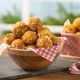 Imagem - Receita: bolinho de queijo é uma boa pedida para petiscar