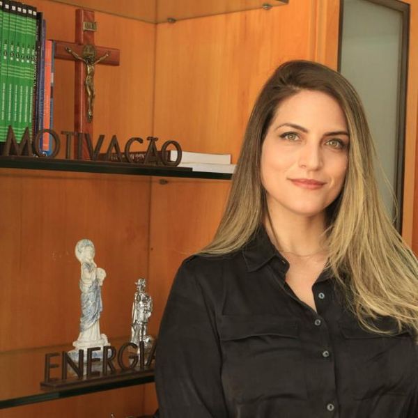 A médica psiquiatra Letícia Mameri afirma que  o tratamento deve ser multidisciplinar, com mais de um tipo de especialista.