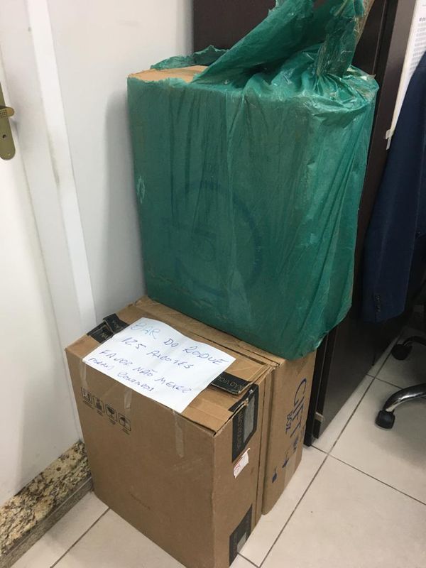 A polícia apreendeu nove máquinas de caça-níquel, dinheiro em espécie e armas em um bar de Vila Velha