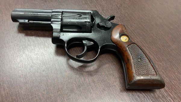 A polícia apreendeu nove máquinas de caça-níquel, dinheiro em espécie e armas em um bar de Vila Velha