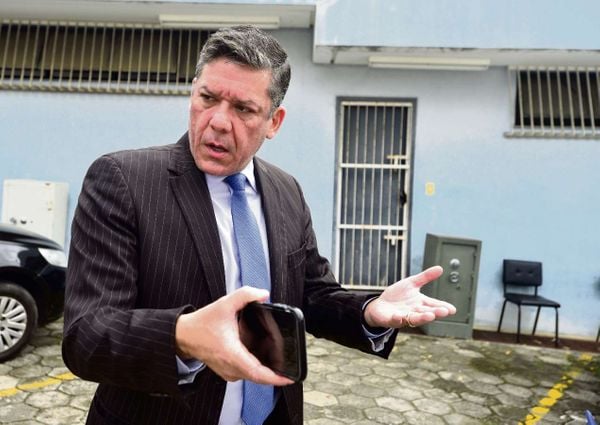 Alexandre Farina no DPJ da Serra, em 2017, registrando o furto de armas no fórum do município