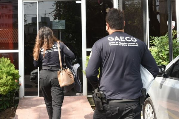 Equipe do Gaeco chega à sede do MP de V.V. com mais documentos apreendidos na Operação Armistício 