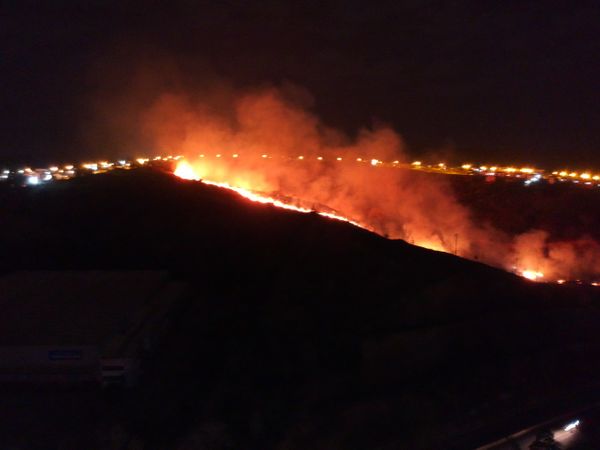 Incêndio em vegetação quase atingiu casas do bairro São Miguel, em Colatina, nesta segunda-feira (19)