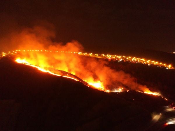 Incêndio em vegetação quase atingiu casas do bairro São Miguel, em Colatina, nesta segunda-feira (19)