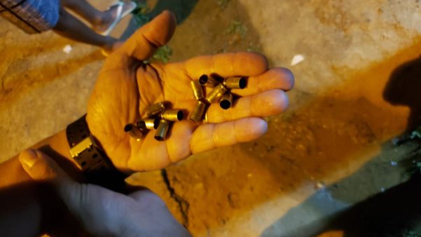 Policiais encontraram mais de dez cápsulas dos tiros de submetralhadora dados em São Gabriel da Palha, na noite desta segunda-feira (19)
