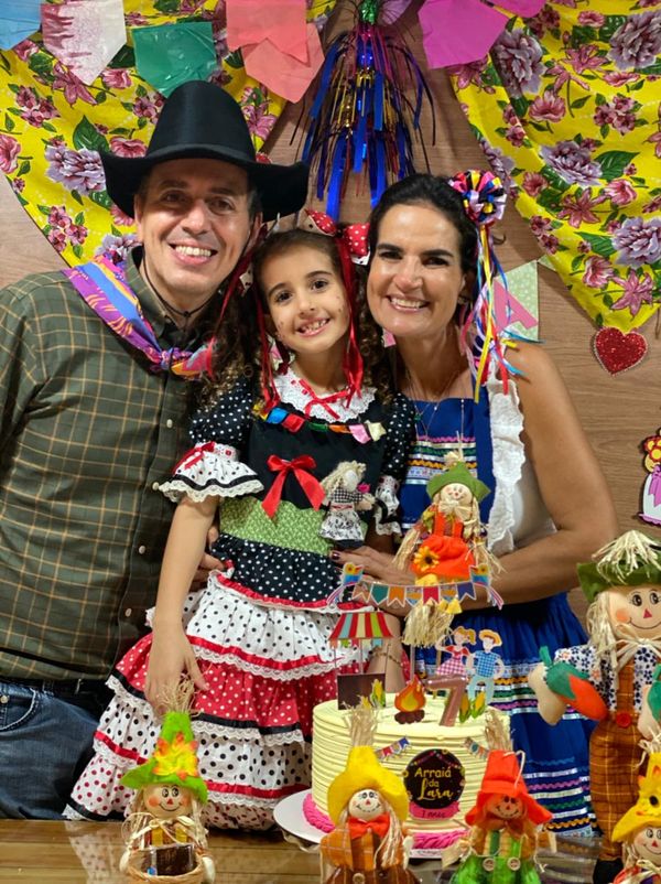 Rodrigo e Flávia Almeida: celebrando os 7 anos de Lara!
