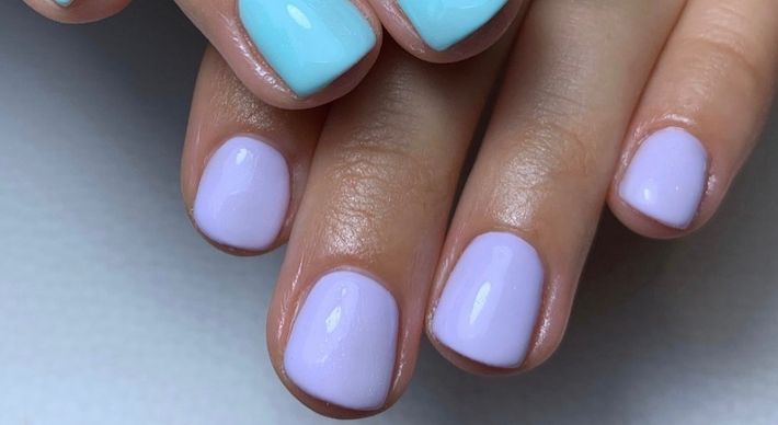 Na estação, as cores de esmalte não precisam sempre ser escuras e monocromáticas. Verde-militar, terracota, vinho, azul e lavanda são algumas das apostas para temporada