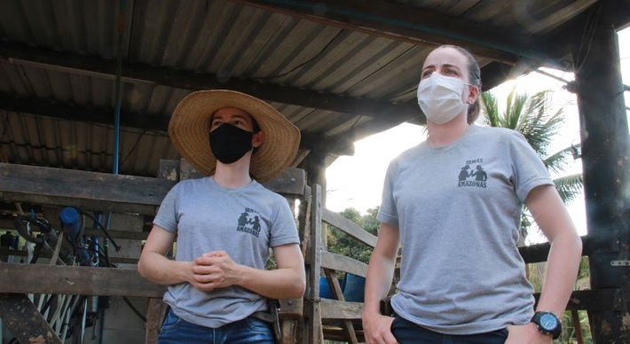 Irmãs Amazonas postam no Instagram a rotina de produção de leite numa propriedade comandada por elas