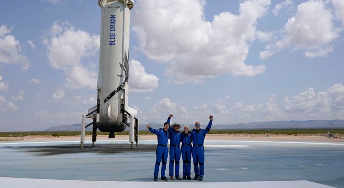 Jeff Bezos, o homem mais rico do mundo, foi alvo de reclamações sobre a decisão de investir no voo espacial enquanto os funcionários da Amazon se queixaram de condições de trabalho ruins