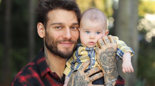 Lucas Lucco, posando ao lado do filho, comemora a reversão da harmonização facial