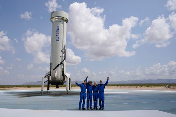 Oliver Daemen; o bilionário Jeff Bezos, fundador da Amazon e da empresa de   turismo espacial Blue Origin; Wally Funk; e Mark Bezos posam para fotos em frente ao foguete Blue Origin New Shepard