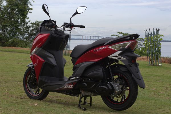 A Cruisym 150 conta com porta objetos de 18 litros sob o assento, comportando um capacete fechado