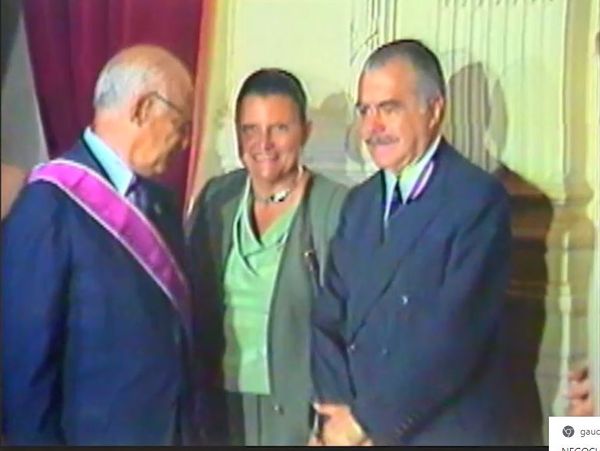 A primeira-dama Marly Sarney, de verde, ao lado do marido, José Sarney, em cerimônia no Palácio Anchieta
