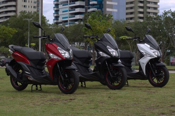 Disponível nas cores preto fosco, vermelho metálico e branco, a Cruisym 150 chega ao mercado com preço público sugerido de R$ 14.490