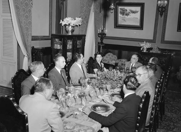 Getúlio Vargas, ao fundo na ponta da mesa, participa de jantar privado no Palácio Anchieta