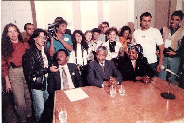 Nelson Mandela, sentado ao centro da mesa, no Palácio Anchieta