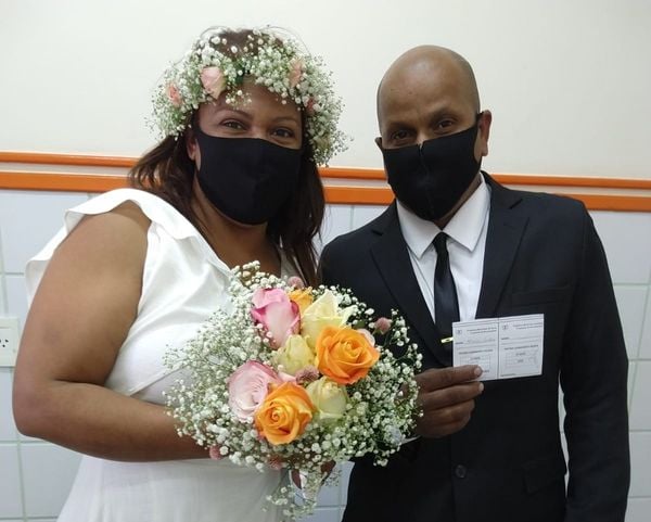 No sábado (17), a diarista Eliane Vieira, 39 anos, foi se vacinar contra a Covid-19 vestida de noiva, após seu casamento 