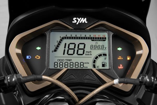 O motor monocilíndrico de 149,6 cm³ de quatro tempos com refrigeração líquida da Cruisym 150 gera 12,5 cavalos de potência a 8 mil rpm e 1,22 kgfm de torque a 6 mil giros