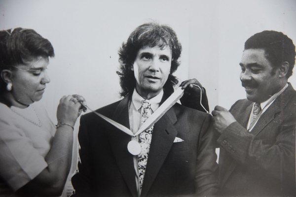 Roberto Carlos recebe a comenda Augusto Ruschi, em 1992