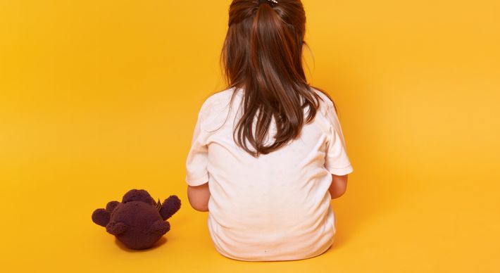 Ao enfrentar uma situação de violência, física ou psicológica, a criança pode se calar e se isolar. Adultos precisam estar atentos a mudanças de comportamento