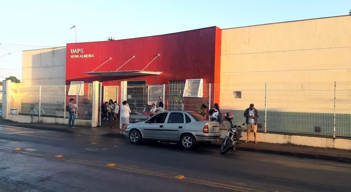 Relatos são de que apenas 30 senhas são distribuídas por semana para aplicação de vacinas do Calendário Nacional de Imunização na unidade de saúde de Nova Almeida; estrutura também é alvo de críticas