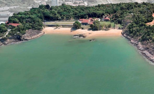 A praia privativa da residência oficial do governador do ES