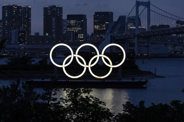 Anéis olímpicos na Baía de Tóquio, no Japão