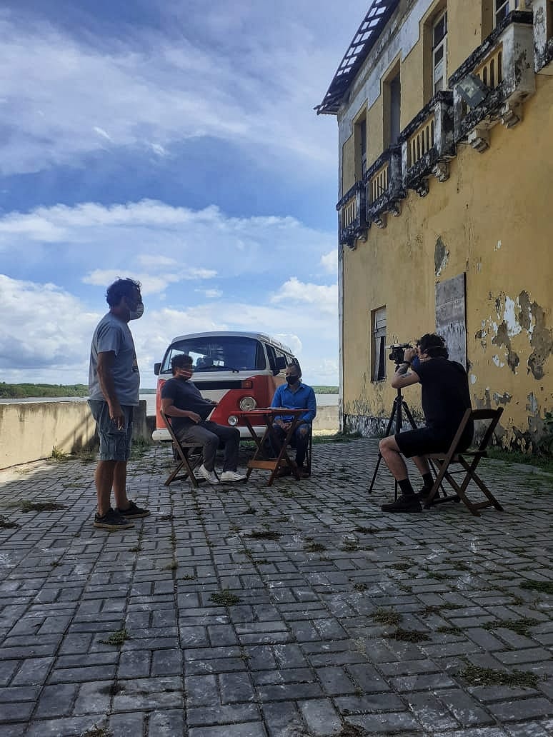 Cae Guimarães entrevistando o autor Salomão Silva Pinto, em Conceição da Barra