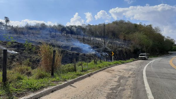 Carro com GNV pega fogo em rodovia de Cachoeiro