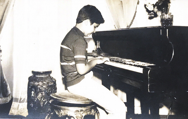 Christiano Dias Lopes Neto tocando piano no Palácio Anchieta 