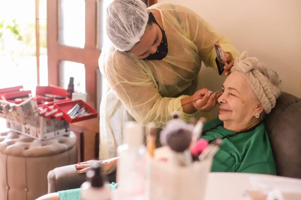 Como humanizar o atendimento ao idoso em casas de vivência
