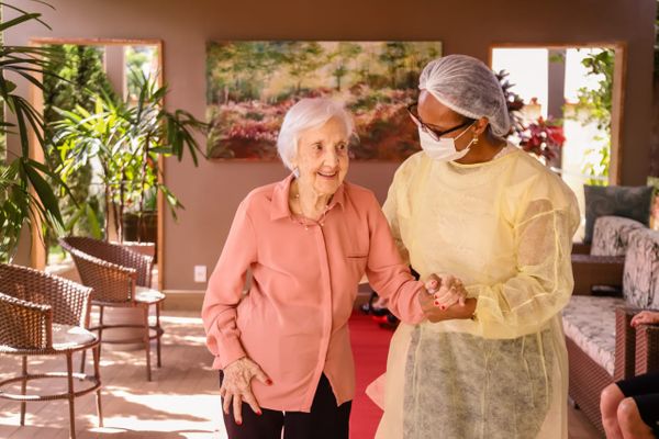 Como humanizar o atendimento ao idoso em casas de vivência