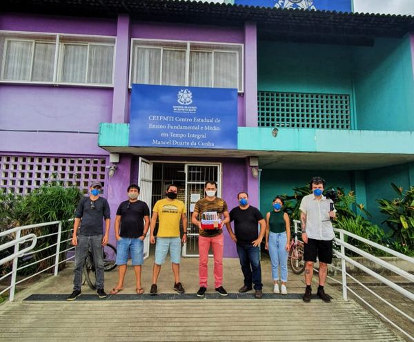 Equipe da "Caravana Combiousa" em entrega dos livros na Biblioteca Municipal de Pedro Canário por Nat Nobre/Divulgação