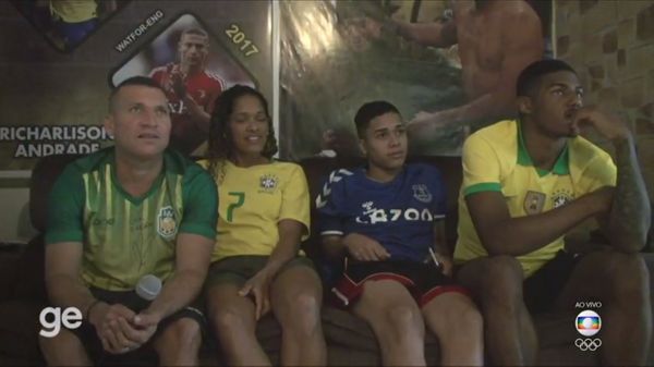 Família de Richarlison acompanhando a estreia da seleção na Olímpiada