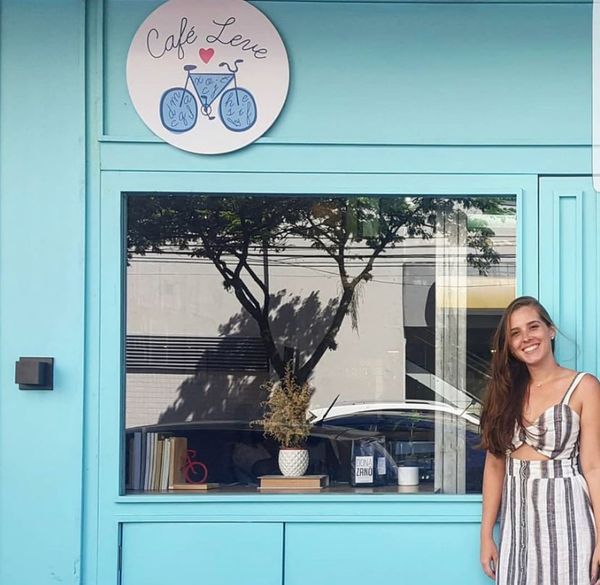 Julia Zanotelli, proprietária do Café Leve, que fechará as portas em 29/07 na Praia do Canto, em Vitória