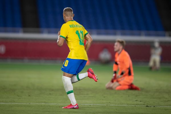 Ao goleiro alemão restou se ajoelhar diante do brilho de Richarlison por Lucas Figueiredo/CBF
