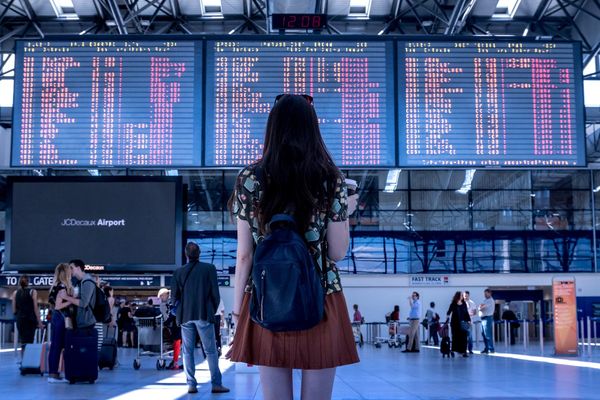 Pais e responsáveis poderão fazer e emitir a autorização de viagens de menores desacompanhados pela internet