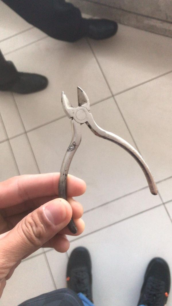 Um alicate foi usado para arrombar a porta da frente da loja