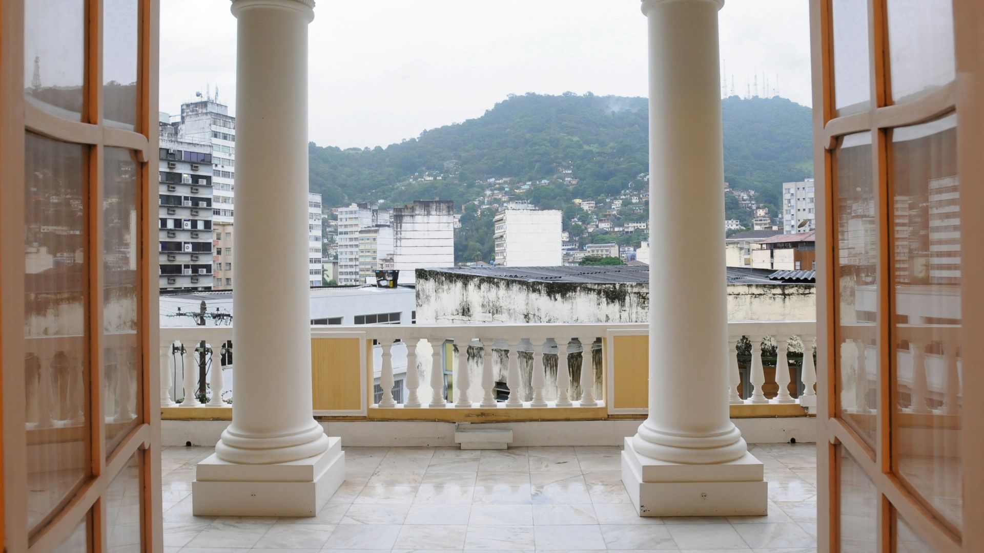 Colunas na varanda da Sala do Piano no Palácio Anchieta em 2009, após a obra de restauro 